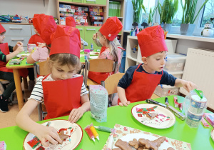 "Święta tuż, tuż..."- czyli wspólne piernikowanie w grupie XII