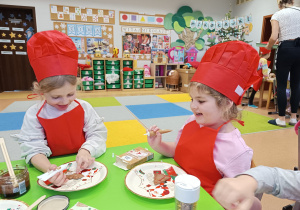 "Święta tuż, tuż..."- czyli wspólne piernikowanie w grupie XII