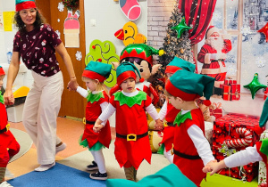 „Choinka Krasnoludków..." - Uroczystość Choinkowa w grupie IX