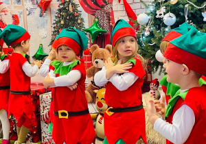 „Choinka Krasnoludków..." - Uroczystość Choinkowa w grupie IX