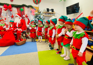„Choinka Krasnoludków..." - Uroczystość Choinkowa w grupie IX