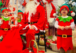 „Choinka Krasnoludków..." - Uroczystość Choinkowa w grupie IX