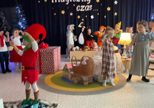 „Gwiazdkowy prezent” – uroczystość bożonarodzeniowa w gr. XII