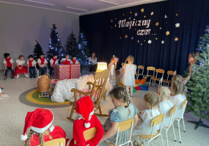 „Gwiazdkowy prezent” – uroczystość bożonarodzeniowa w gr. XII