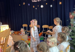 „Gwiazdkowy prezent” – uroczystość bożonarodzeniowa w gr. XII
