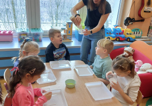 ,,Zimowe eksperymenty” - Innowacyjne Warsztaty Edukacyjne z KidsLab Konin w grupie V