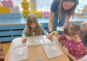 ,,Zimowe eksperymenty” - Innowacyjne Warsztaty Edukacyjne z KidsLab Konin w grupie V