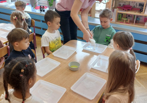 ,,Zimowe eksperymenty” - Innowacyjne Warsztaty Edukacyjne z KidsLab Konin w grupie V