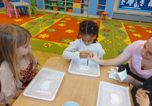 ,,Zimowe eksperymenty” - Innowacyjne Warsztaty Edukacyjne z KidsLab Konin w grupie V