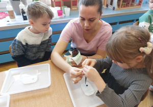 ,,Zimowe eksperymenty” - Innowacyjne Warsztaty Edukacyjne z KidsLab Konin w grupie V