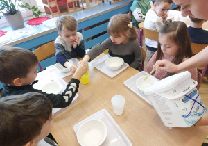 ,,Zimowe eksperymenty” - Innowacyjne Warsztaty Edukacyjne z KidsLab Konin w grupie V