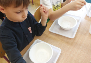 ,,Zimowe eksperymenty” - Innowacyjne Warsztaty Edukacyjne z KidsLab Konin w grupie V