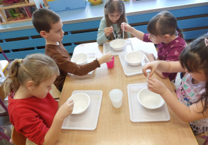 ,,Zimowe eksperymenty” - Innowacyjne Warsztaty Edukacyjne z KidsLab Konin w grupie V