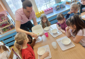,,Zimowe eksperymenty” - Innowacyjne Warsztaty Edukacyjne z KidsLab Konin w grupie V