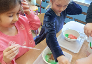 ,,Zimowe eksperymenty” - Innowacyjne Warsztaty Edukacyjne z KidsLab Konin w grupie V