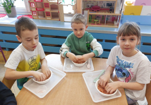 ,,Zimowe eksperymenty” - Innowacyjne Warsztaty Edukacyjne z KidsLab Konin w grupie V