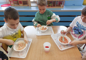 ,,Zimowe eksperymenty” - Innowacyjne Warsztaty Edukacyjne z KidsLab Konin w grupie V