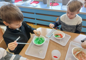 ,,Zimowe eksperymenty” - Innowacyjne Warsztaty Edukacyjne z KidsLab Konin w grupie V