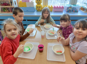 ,,Zimowe eksperymenty” - Innowacyjne Warsztaty Edukacyjne z KidsLab Konin w grupie V