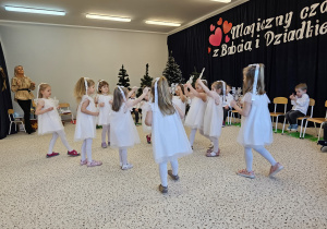 „Dla Dziadka i Babci prześlę dziś buziaczki, słodkie czekoladki…” - grupa X