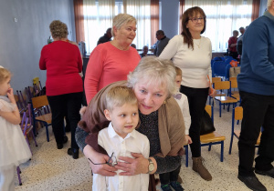 „Dla Dziadka i Babci prześlę dziś buziaczki, słodkie czekoladki…” - grupa X