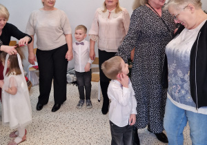 „Dla Dziadka i Babci prześlę dziś buziaczki, słodkie czekoladki…” - grupa X