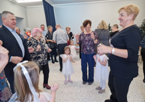 „Dla Dziadka i Babci prześlę dziś buziaczki, słodkie czekoladki…” - grupa X