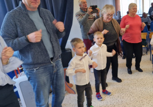 „Dla Dziadka i Babci prześlę dziś buziaczki, słodkie czekoladki…” - grupa X