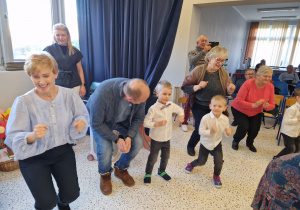 „Dla Dziadka i Babci prześlę dziś buziaczki, słodkie czekoladki…” - grupa X