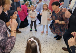 „Dla Dziadka i Babci prześlę dziś buziaczki, słodkie czekoladki…” - grupa X