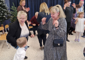 „Dla Dziadka i Babci prześlę dziś buziaczki, słodkie czekoladki…” - grupa X