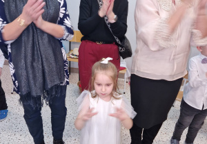 „Dla Dziadka i Babci prześlę dziś buziaczki, słodkie czekoladki…” - grupa X