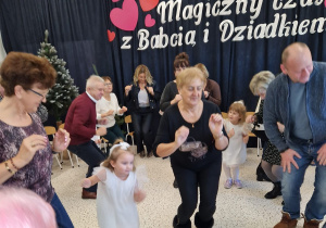 „Dla Dziadka i Babci prześlę dziś buziaczki, słodkie czekoladki…” - grupa X