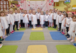 „Dla Dziadka i Babci prześlę dziś buziaczki, słodkie czekoladki…” - grupa X