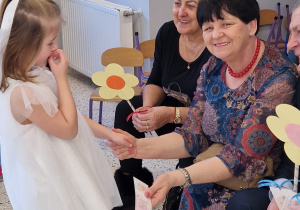 „Dla Dziadka i Babci prześlę dziś buziaczki, słodkie czekoladki…” - grupa X