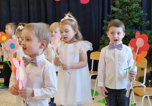 „Dla Dziadka i Babci prześlę dziś buziaczki, słodkie czekoladki…” - grupa X