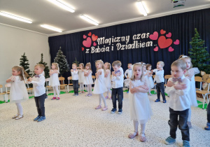 „Dla Dziadka i Babci prześlę dziś buziaczki, słodkie czekoladki…” - grupa X