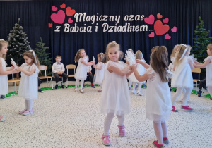 „Dla Dziadka i Babci prześlę dziś buziaczki, słodkie czekoladki…” - grupa X