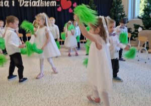 „Dla Dziadka i Babci prześlę dziś buziaczki, słodkie czekoladki…” - grupa X