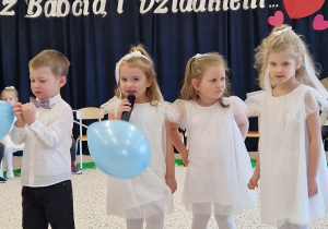 „Dla Dziadka i Babci prześlę dziś buziaczki, słodkie czekoladki…” - grupa X