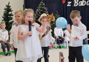 „Dla Dziadka i Babci prześlę dziś buziaczki, słodkie czekoladki…” - grupa X