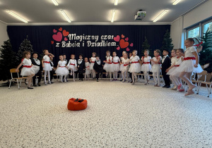 „Wzruszające Spotkanie Pokoleń: Dzień Babci i Dziadka w Grupie IV”