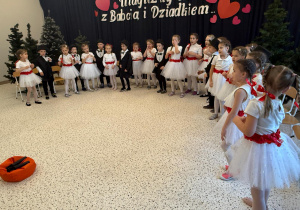 „Wzruszające Spotkanie Pokoleń: Dzień Babci i Dziadka w Grupie IV”