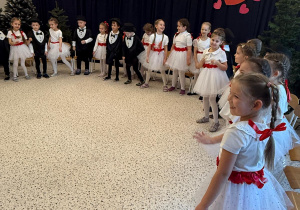 „Wzruszające Spotkanie Pokoleń: Dzień Babci i Dziadka w Grupie IV”