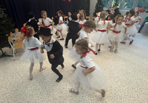 „Wzruszające Spotkanie Pokoleń: Dzień Babci i Dziadka w Grupie IV”