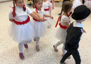 „Wzruszające Spotkanie Pokoleń: Dzień Babci i Dziadka w Grupie IV”