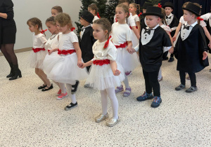 „Wzruszające Spotkanie Pokoleń: Dzień Babci i Dziadka w Grupie IV”