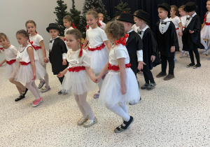 „Wzruszające Spotkanie Pokoleń: Dzień Babci i Dziadka w Grupie IV”