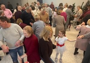 „Wzruszające Spotkanie Pokoleń: Dzień Babci i Dziadka w Grupie IV”