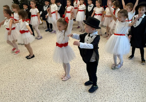 „Wzruszające Spotkanie Pokoleń: Dzień Babci i Dziadka w Grupie IV”